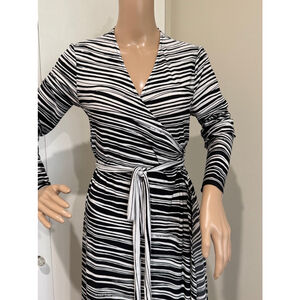 Liz Lange Maternity stretch knit Dress Size S Black White Striped Wrap